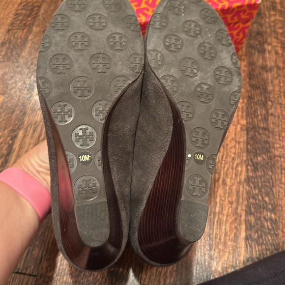 Tory Burch Sally wedge grey suede low heel - Picture 5 of 6